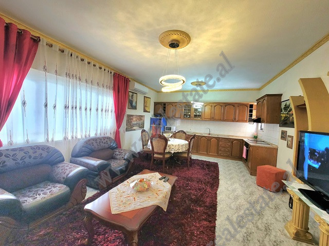 Apartament 2+1 per qira prane shkolles Mrekullia ne Tirane.
Apartamenti pozicionohet ne katin e 3 t